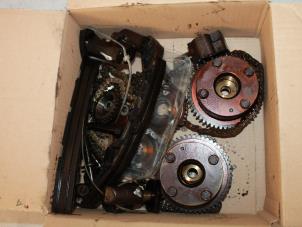 Gebruikte Distributiedeksel Renault Espace (JK) 3.5 V6 24V Phase II Prijs € 75,00 Margeregeling aangeboden door Maresia Parts