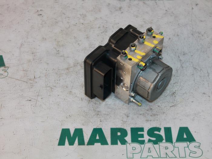 Gebruikte ABS Pomp Renault Clio IV (5R) 1.6 Turbo 16V RS 200 EDC Prijs € 35,00 Margeregeling aangeboden door Maresia Parts