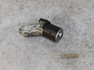 Gebruikte Kontaktslot + Sleutel Peugeot 208 I (CA/CC/CK/CL) 1.2 Vti 12V PureTech 82 Prijs € 29,99 Margeregeling aangeboden door Maresia Parts