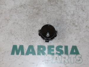 Gebruikte Regensensor Renault Twingo II (CN) 1.2 16V Prijs € 25,00 Margeregeling aangeboden door Maresia Parts