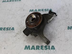 Gebruikte Asschenkel links-voor Fiat Croma (194) 1.9 JTD Multijet 16V Prijs € 90,00 Margeregeling aangeboden door Maresia Parts