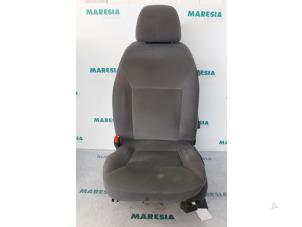 Gebruikte Voorstoel links Fiat Croma (194) 1.9 JTD Multijet 16V Prijs € 157,50 Margeregeling aangeboden door Maresia Parts