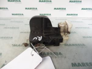 Gebruikte Portierslot Mechaniek 2deurs rechts Alfa Romeo 147 (937) 1.6 Twin Spark 16V Prijs € 25,00 Margeregeling aangeboden door Maresia Parts