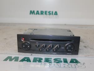 Gebruikte Radio CD Speler Renault Clio III (BR/CR) 1.2 16V TCe 100 Prijs € 157,50 Margeregeling aangeboden door Maresia Parts