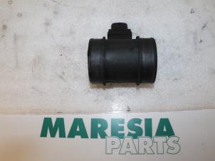 Gebruikte Luchthoeveelheidsmeter Fiat Doblo (223A/119) 1.9 JTD Multijet Prijs € 35,00 Margeregeling aangeboden door Maresia Parts