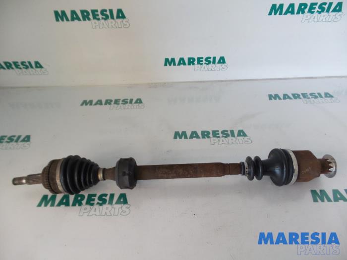 Gebruikte Steekas rechts-voor Renault Megane Classic (LA) 1.9 dCi Prijs € 30,00 Margeregeling aangeboden door Maresia Parts