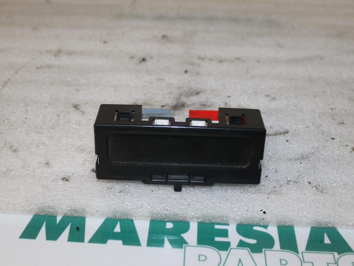 Gebruikte Display Interieur Renault Clio II Societe (SB) 1.5 dCi 80 Prijs € 15,00 Margeregeling aangeboden door Maresia Parts