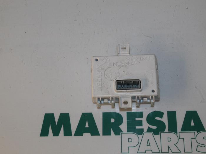 Gebruikte Computer Diversen Renault Megane III Grandtour (KZ) 1.5 dCi 110 Prijs € 19,98 Margeregeling aangeboden door Maresia Parts
