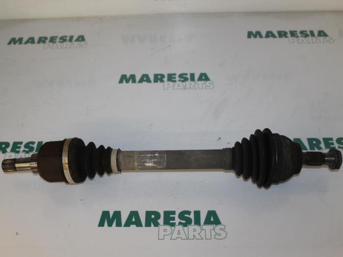 Gebruikte Aandrijfas links-voor Peugeot Partner (GC/GF/GG/GJ/GK) 1.6 HDI 90 16V Prijs € 42,29 Inclusief btw aangeboden door Maresia Parts