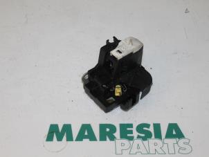 Gebruikte Portierslot Mechaniek 2Deurs links Renault Clio II (BB/CB) 1.2 Prijs € 25,00 Margeregeling aangeboden door Maresia Parts
