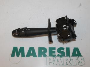 Gebruikte Pinker Schakelaar Renault Clio II (BB/CB) 1.2 Prijs € 25,00 Margeregeling aangeboden door Maresia Parts