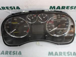 Gebruikte Instrumentenpaneel Peugeot 307 SW (3H) 1.6 HDiF 110 16V Prijs € 50,00 Margeregeling aangeboden door Maresia Parts