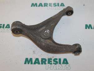 Gebruikte Draagarm onder links-achter Peugeot 407 (6C/J) 2.2 16V Prijs € 105,00 Margeregeling aangeboden door Maresia Parts