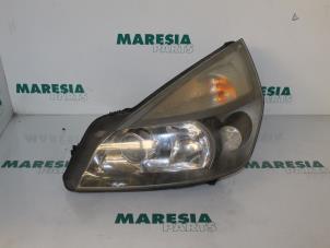 Gebruikte Linker Koplamp Renault Espace (JK) 2.2 dCi 150 16V Grand Espace Prijs € 85,00 Margeregeling aangeboden door Maresia Parts