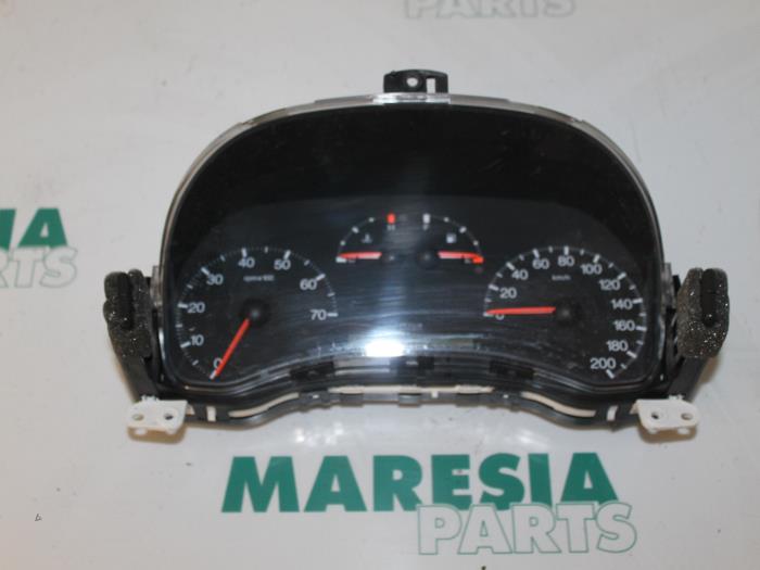 Instrumentenpaneel van een Fiat Punto II (188) 1.2 16V 2001