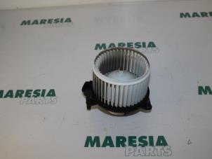 Gebruikte Kachel Ventilatiemotor Fiat Stilo (192A/B) 1.2 16V Prijs € 25,00 Margeregeling aangeboden door Maresia Parts