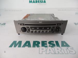 Gebruikte Radio CD Speler Peugeot 308 SW (4E/H) 1.6 HDiF 16V Prijs € 75,00 Margeregeling aangeboden door Maresia Parts