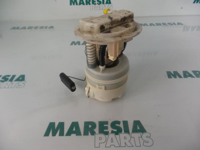 Gebruikte Tank element Pomp Renault Clio II (BB/CB) 1.2 16V Prijs € 20,00 Margeregeling aangeboden door Maresia Parts