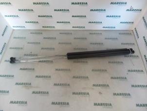 Gebruikte Set Gasdempers Achterklep Peugeot 207 CC (WB) 1.6 16V THP Prijs € 40,00 Margeregeling aangeboden door Maresia Parts