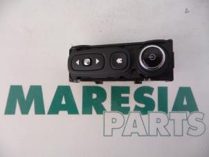 Gebruikte Schakelaar (diversen) Renault Captur (2R) 0.9 Energy TCE 12V Prijs € 25,00 Margeregeling aangeboden door Maresia Parts