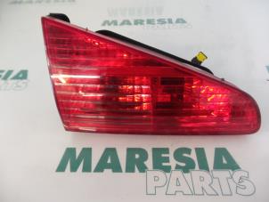 Gebruikte Achterlicht links Peugeot 607 (9D/U) 2.2 16V Prijs € 30,00 Margeregeling aangeboden door Maresia Parts