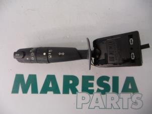 Gebruikte Knipperlicht Schakelaar Peugeot 607 (9D/U) 2.2 16V Prijs € 35,00 Margeregeling aangeboden door Maresia Parts
