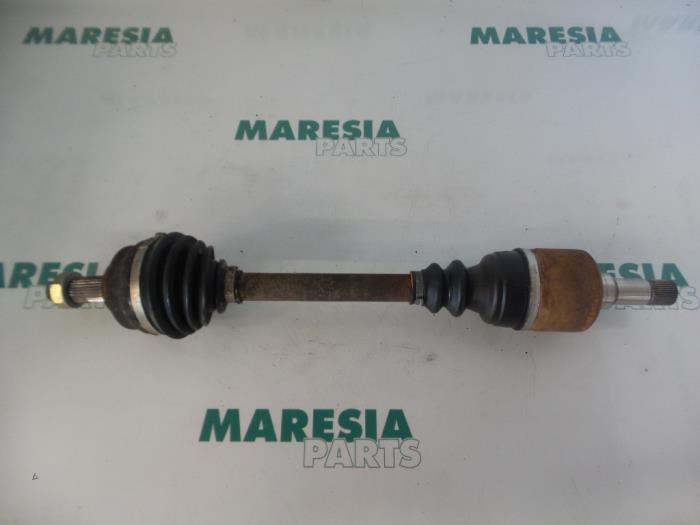 Gebruikte Aandrijfas links-voor Citroen C8 (EA/EB) 2.0 HDi 16V Prijs € 105,00 Margeregeling aangeboden door Maresia Parts