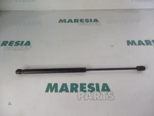 Gebruikte Set Gasdempers Achterklep Citroen C2 (JM) 1.6 16V VTR Prijs € 25,00 Margeregeling aangeboden door Maresia Parts