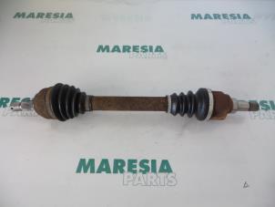 Gebruikte Aandrijfas links-voor Peugeot 206 (2A/C/H/J/S) 1.6 16V Prijs € 50,00 Margeregeling aangeboden door Maresia Parts