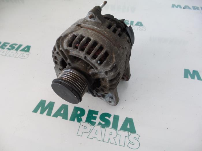Gebruikte Dynamo Renault Clio III (BR/CR) 1.5 dCi 70 Prijs € 85,00 Margeregeling aangeboden door Maresia Parts