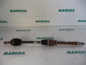 Gebruikte Aandrijfas rechts-voor Renault Clio III (BR/CR) 1.4 16V Prijs € 60,00 Margeregeling aangeboden door Maresia Parts