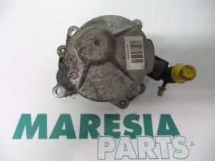 Gebruikte Vacuumpomp (Diesel) Renault Trafic New (FL) 2.0 dCi 16V 90 Prijs € 50,00 Margeregeling aangeboden door Maresia Parts