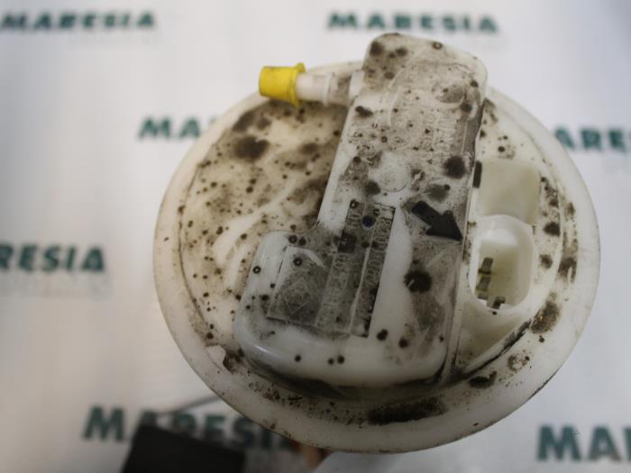 Gebruikte Tank element Pomp Renault Clio II (BB/CB) 1.2 16V Prijs € 20,00 Margeregeling aangeboden door Maresia Parts