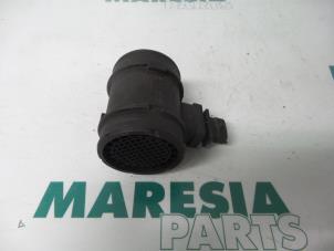 Gebruikte Luchthoeveelheidsmeter Alfa Romeo 159 (939AX) 1.9 JTDm 16V Prijs € 35,00 Margeregeling aangeboden door Maresia Parts