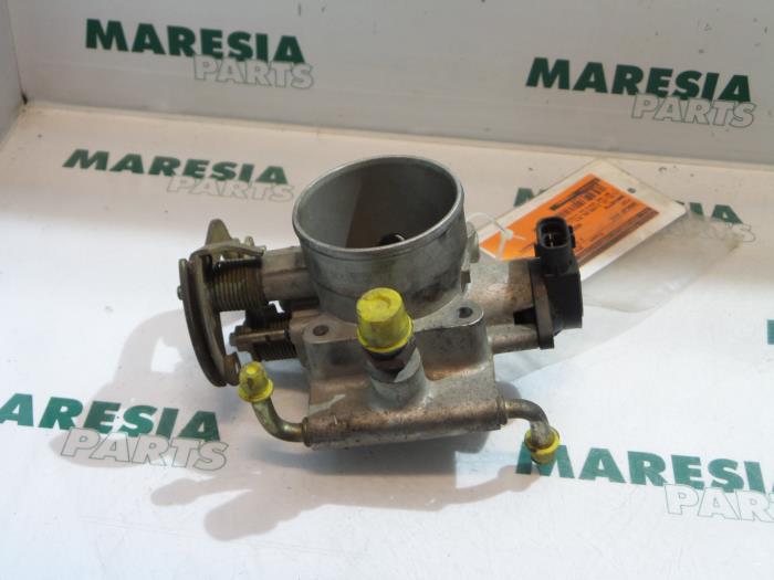 Gebruikte Gasklephuis Fiat Barchetta (183) 1.8 16V Prijs € 105,00 Margeregeling aangeboden door Maresia Parts