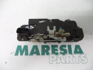 Gebruikte Slotmechaniek Portier 4Deurs rechts-achter Fiat Stilo (192A/B) 1.4 16V Prijs € 40,00 Margeregeling aangeboden door Maresia Parts