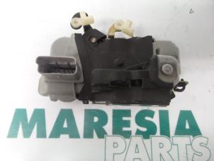 Gebruikte Deurslot Mechaniek 2Deurs links Peugeot 307 (3A/C/D) 2.0 16V Prijs € 25,00 Margeregeling aangeboden door Maresia Parts
