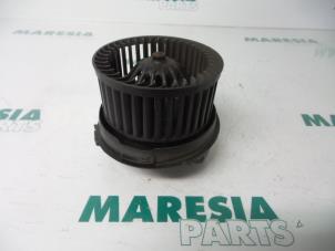 Gebruikte Chaufage Ventilatiemotor Citroen C2 (JM) 1.1 Prijs € 25,00 Margeregeling aangeboden door Maresia Parts