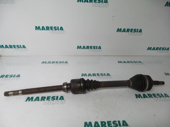 Gebruikte Aandrijfas rechts-voor Peugeot 607 (9D/U) 2.2 HDi 16V FAP Prijs € 65,00 Margeregeling aangeboden door Maresia Parts
