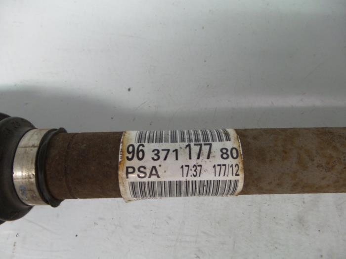 Aandrijfas links-voor van een Peugeot Partner Tepee (7A/B/C/D/E/F/G/J/P/S) 1.6 HDi,Blue HDi 75 2012