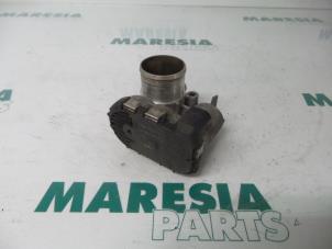 Gebruikte Gasklephuis Renault Trafic New (FL) 2.0 dCi 16V 90 Prijs € 39,95 Margeregeling aangeboden door Maresia Parts