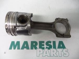 Gebruikte Zuiger Renault Trafic New (FL) 2.0 dCi 16V 90 Prijs € 85,00 Margeregeling aangeboden door Maresia Parts