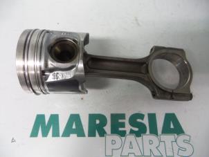 Gebruikte Zuiger Renault Trafic New (FL) 2.0 dCi 16V 90 Prijs € 85,00 Margeregeling aangeboden door Maresia Parts