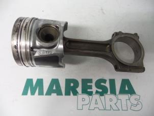 Gebruikte Zuiger Renault Trafic New (FL) 2.0 dCi 16V 90 Prijs € 85,00 Margeregeling aangeboden door Maresia Parts