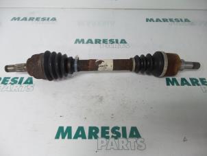 Gebruikte Aandrijfas links-voor Peugeot 206 SW (2E/K) 1.6 16V Prijs € 50,00 Margeregeling aangeboden door Maresia Parts