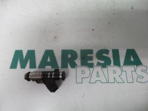 Gebruikte Injector (benzine injectie) Citroen C2 (JM) 1.1 Prijs € 20,00 Margeregeling aangeboden door Maresia Parts