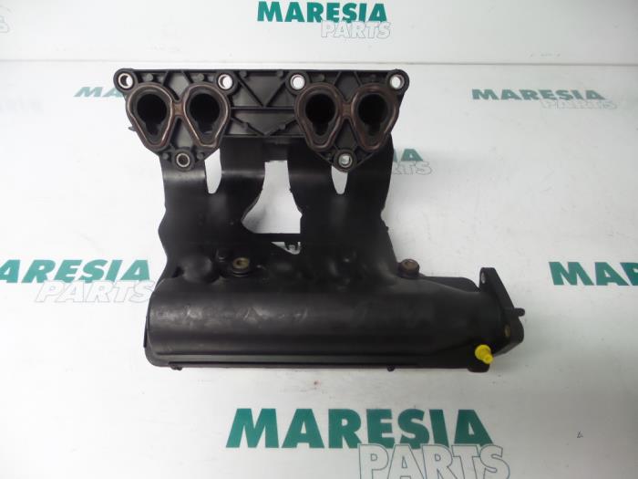Gebruikte Inlaatspruitstuk Renault Twingo (C06) 1.2 Prijs € 30,00 Margeregeling aangeboden door Maresia Parts