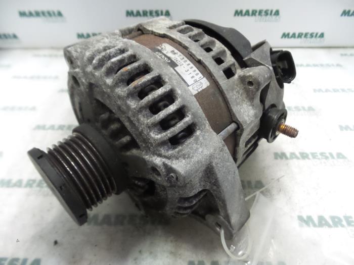 Gebruikte Alternator Renault Vel Satis (BJ) 3.0 dCi V6 24V Prijs € 50,00 Margeregeling aangeboden door Maresia Parts