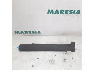 Gebruikte Sideskirt rechts Renault Vel Satis (BJ) 3.0 dCi V6 24V Prijs € 35,00 Margeregeling aangeboden door Maresia Parts