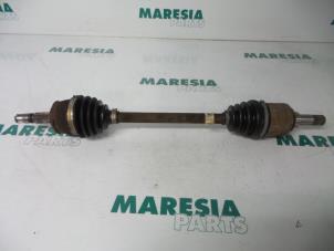 Gebruikte Aandrijfas links-voor Fiat Grande Punto (199) 1.4 Prijs € 75,00 Margeregeling aangeboden door Maresia Parts